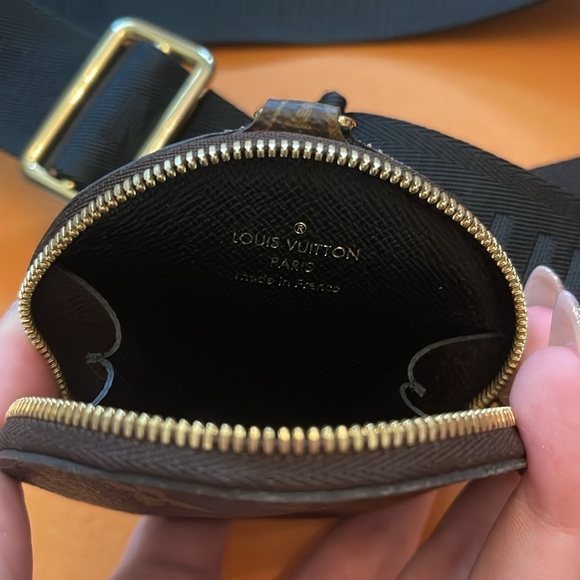 Louis Vuitton shoulder strap in black with small pouch - Picture 6 of 9